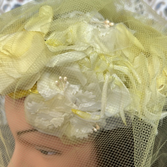 Vintage Couture‎ 1950’s Fascinator Hat Yellow/White Flowers Veiled with/Felt Bow - Picture 10 of 15